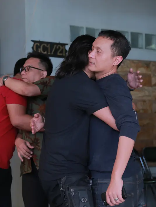 Rumah duka tidak hanya dipadati oleh teman dan sahabat. Tapi juga dari kalangan politisi, bahkan mantan Presiden Susilo Bambang Yudhoyono dijadwalkan melayat. (Adrian Putra/Bintang.com)