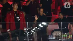 Presiden Joko Widodo atau Jokowi dan Menteri Pemuda dan Olahrahga (Menpora) Dito Ariotedjo menyaksikan langsung pertandingan antara tunggal putra Indonesia, Anthony Sinisuka Ginting menghadapi Li Shi Feng asal China pada semifinal Indonesia Open 2023 di Istora Senayan, Jakarta, Sabtu (17/6/2023). (Liputan6.com/Herman Zakharia)