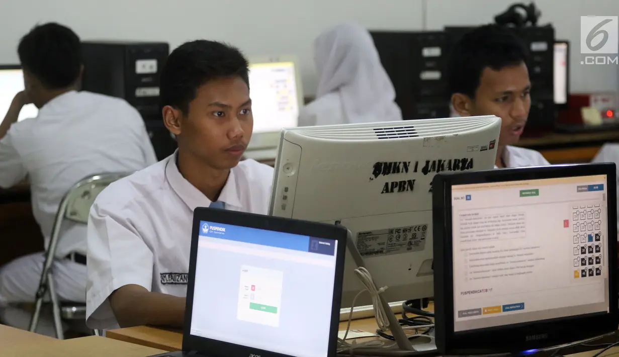 Pelajar mengikuti Ujian Nasional Berbasis Komputer (UNBK) di SMK Negeri 1, Jakarta, Senin (2/4). Sebanyak 1.485.302 siswa dari 13.054 sekolah menengah kejuruan (SMK) sederajat mengikuti Ujian Nasional (UN). (Liputan6.com/Arya Manggala)