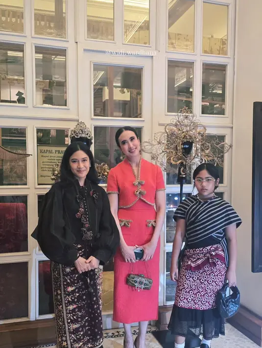 Tampil berwastra bersama, pasangan ibu dan anak ini bergaya edgy dengan outfit bernuansa gelap [@therealdisastr]
