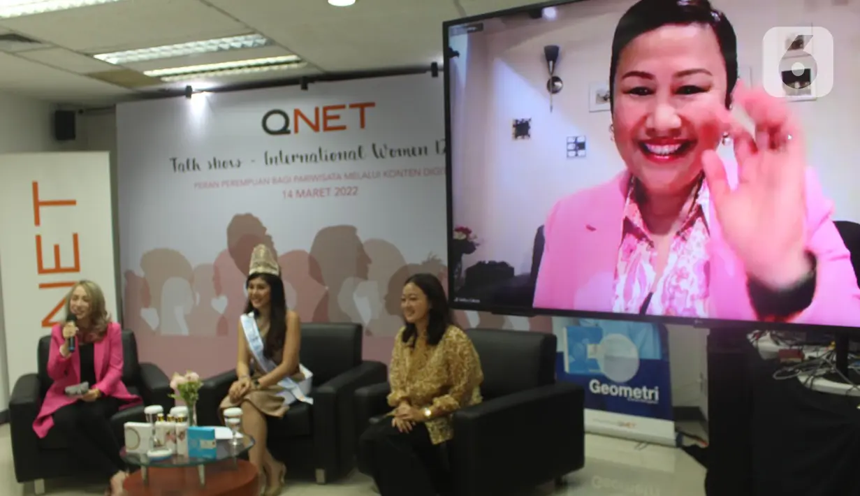 CEO QNET Malou Caluza (layar monitor) dalam talkhsow hari Perempuan Internasional di Jakarta (14/3/2022). Talkshow dalam rangka Hari Perempuan Internasional membahas keaktifan dan pentingnya perempuan di platform digital bagi perkembangan bisnis, terutama pariwisata. (Liputan6.com/HO/Andrey)