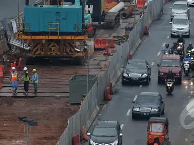 Pekerja menyelesaikan pembangunan proyek Mass Rapid Transit (MRT) di Kawasan Blok M, Jakarta, Selasa (3/3/2015). (Liputan6.com/Johan Tallo)