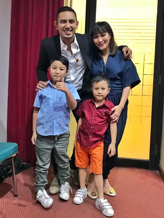 Kisah cinta Rio Febrian dan Sabria Kono berawal saat mereka bertemu di salah satu televisi swasta pada 2006. Kala itu, Sabria sedang menjadi pembawa acara, sedangkan Rio jadi pengisi acara. (Foto: instagram.com/sabriakono)