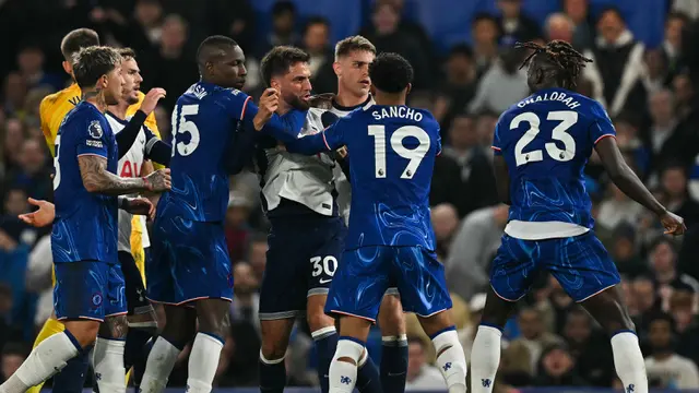 Foto: Tensi Panas Derby London, Keributan Warnai Laga Chelsea Vs Tottenham di Liga Inggris