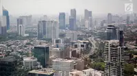 Suasana deretan gedung bertingkat dan rumah pemukiman warga terlihat dari gedung bertingkat di kawasan Jakarta, Jumat (29/9). Pemerintah meyakinkan target pertumbuhan ekonomi tahun 2018 sebesar 5,4 persen tetap realistis. (Liputan6.com/Faizal Fanani)