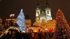 Sebuah pohon natal di Old Town Square Praha berdiri dengan tinggi hingga 22 meter penuh hiasan yang indah berikut kue jahe di tengah keramaian pasar natal dan ice skatting.(Holidayguru)