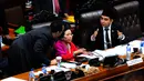 Anggota dewan dari Fraksi Partai PDI Perjuangan (kiri) menaiki podium dan berkonsolidasi dengan Ketua DPR RI sementara, Popong Otje Djundjunan, Jakarta, (1/10/14). (Liputan6.com/Andrian M Tunay)