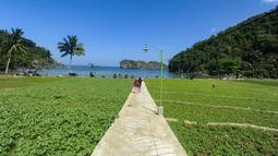 Lembah Watu Pawon di Dusun Nglumpang, Desa Nglebeng, Kecamatan Panggul, Kabupaten Trenggalek, menjadi destinasi yang semakin menarik perhatian traveler pencinta ketenangan. Lokasinya sangat dekat dari Pantai Kuyon, hanya sekitar 100 meter atau cukup berjalan kaki tak sampai lima menit dari bibir pantai. (merdeka.com/Arie Basuki)