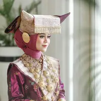 Lesti Kejora dan Rizky Billar menggelar acara Malam Bainai menjelang pernikahan keduanya. Malam Bainai dikenal sebagai malam terakhir bagi calon mempelai perempuan untuk menikmati kebebasan menjadi lajang. Foto: Instagram @aldiphoto.