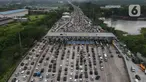 Foto udara menunjukkan kendaraan memadati Ruas tol Jakarta Cikampek, Jawa Barat, Kamis (28/4/2022). Memasuki H-4 Lebaran 2022, volume jumlah kendaraan mengalami peningkatan hingga menyebabkan terjadinya kepadatan lalu lintas arus mudik. (Liputan6.com/Herman Zakharia)
