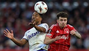 Gelandang Aston Villa, Youri Tielemans, melompat lebih tinggi dari bek Nottingham Forest, Neco Williams, untuk menyundul bola dalam pertandingan leg pertama semifinal Liga Europa antara Nottingham Forest dan Aston Villa di The City Ground, Nottingham, Inggris bagian tengah, pada 30 April 2026. (AFP/Darren Staples)