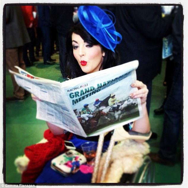 Di atas kursi roda, Gemma buktikan bisa menjadi model yang buat hidupnya lebih bahagia | Photo: Copyright dailymail.co.uk