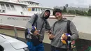 Pasangan pevoli pantai Indonesia, Mohammad Ashfiya dan Ade Candra, berpose di tepi Danau Danube, Austria, Kamis (27/7/2017). Tim voli pantai Indonesia akan mengikuti Kejuaraan Dunia di Wina. (Bola.com/Reza Khomaini)