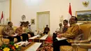 Presiden Joko Widodo (tengah) bersama lima Pimpinan KPK di Istana Merdeka, Jakarta, Jumat (27/2/2015). Pertemuan ini membahas tentang perkembangan KPK sejak dilantiknya Pimpinan KPK Sementara. (Liputan6.com/Faizal Fanani)