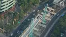 Kendaraan melintas di dekat proyek pembangunan Lintasan Light Rail Transit (LRT) Jabodebek di Rasuna Said, Kuningan, Jakarta, Sabtu (29/6/2019). Pembangunan lintasan Kereta Api Ringan atau LRT Jabodebek tahap 1 per 3 Mei 2019 mencapai 61,95 persen. (Liputan6.com/Herman Zakharia)