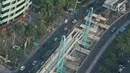 Kendaraan melintas di dekat proyek pembangunan Lintasan Light Rail Transit (LRT) Jabodebek di Rasuna Said, Kuningan, Jakarta, Sabtu (29/6/2019). Pembangunan lintasan Kereta Api Ringan atau LRT Jabodebek tahap 1 per 3 Mei 2019 mencapai 61,95 persen. (Liputan6.com/Herman Zakharia)