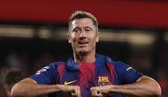 Robert Lewandowski merayakan gol yang dicetaknya ke gawang Valencia pada pekan 4 Liga Spanyol 2025/2026, Senin (15/9/2025) dini hari WIB. (Lluis GENE / AFP)