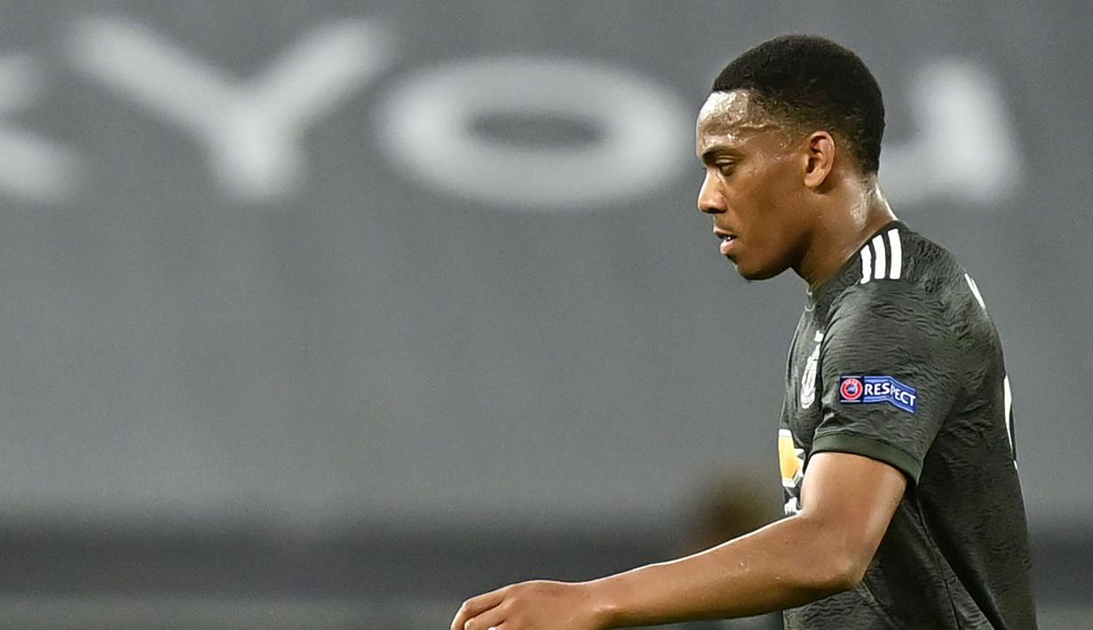 Striker Manchester United, Anthony Martial, tampak kecewa usai ditaklukkan Sevilla pada laga semifinal Liga Europa di Stadion RheinEnergie, Senin (17/8/2020). Sevilla menang 2-1 atas Manchester United. (Photo by Martin Meissner / POOL / AFP)
