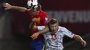Pemain Spanyol, Nacho Monreal (kiri), berduel dengan pemain Makedonia, Stefan Ristovski, dalam laga lanjutan Grup G Kualifikasi Piala Dunia 2018 di Estadio Nuevo Los Carmenes, Sabtu (12/11/2016) waktu setempat. (Reuters/ Marcelo del Pozo)