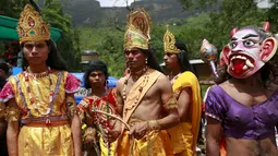 Peserta berkostum seperti karakter mitologi Hindu selama parade Kumbh Mela atau Festival Pitcher di Trimbakeshwar, India, Selasa (18/8/2015). Festival ini berlangsung sebanyak empat kali setiap 12 tahun. (REUTERS/Danish Siddiqui)