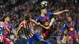 Bertanding di Stadion Metropolitano, Madrid pada Selasa 14 April 2026 waktu setempat atau Rabu (15/4/2026) dini hari WIB, kedua tim langsung tampil menekan. Tampak dalam foto, bek Atletico Madrid asal Spanyol, Robin Le Normand (kiri), berebut bola dengan Gerard Martin (Barcelona) selama pertandingan leg kedua perempat final Liga Champions 2025/2026 di Stadion Metropolitano, Madrid pada Selasa 14 April 2026 waktu setempat atau Rabu (15/4/2026) dini hari WIB. (Javier SORIANO/AFP)