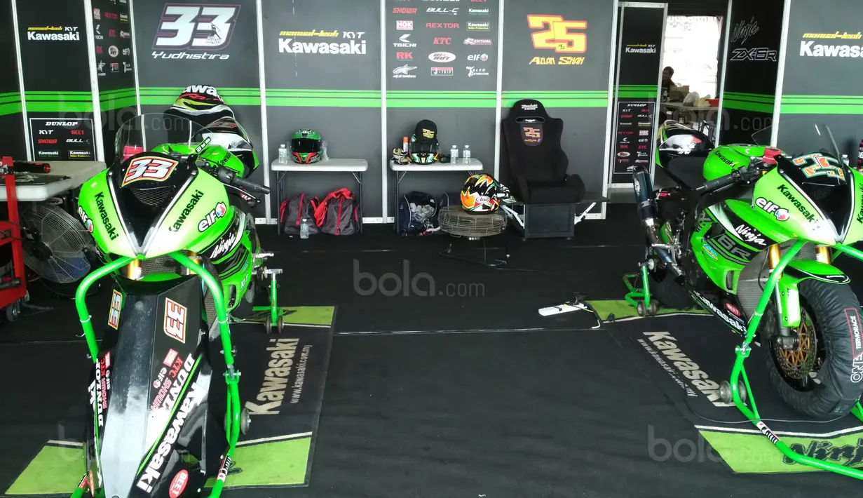 Motor pebalap Manual Tech KYT Kawasaki Racing, Ahmad Yudhistira (kiri) jelang ARRC 2017 di Sirkuit Buriranm, Thailand, (1/12/2017). Seri terakhir ARRC 2017 dimulai dari 2-3 Desember 2017. (Bola.com/Muhammad Wirawan Kusuma)