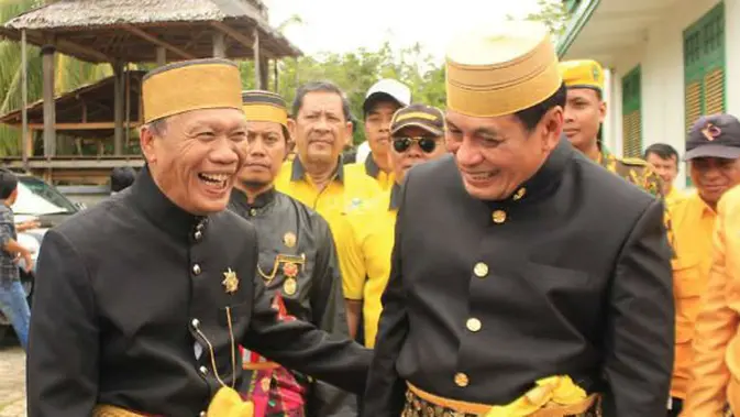 Tak Kalah Menawan Busana Adat Sulawesi Selatan Bikin Pria Tampil Elegan Lifestyle Fimela Com