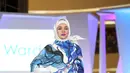 Di usianya yang telah menginjak 35 tahun, Dewi Sandra tidak takut akan kerutan yang muncul di wajahnya. Wanita cantik ini justru menganggapnya sebagai anugerah karena menunjukkan jika ia pernah menangis dan tertawa. (Andy Masela/Bintang.com)