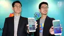 Kepala Pengembangan Bisnis Mozilla Asia Charles Chen dan Kepala Produk Mozilla Asia Joe Cheng menunjukkan tampilan Firefox Lite pada ponsel berbasis Android saat peluncuran Firefox Lite dan ScreenshotGo, Jakarta, Kamis (1/11). (Merdeka.com/Arie Basuki)