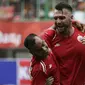 Striker Persija Jakarta, Marko Simic, merayakan gol yang dicetaknya ke gawang 757 Kepri Jaya bersama Riko Simanjuntak pada laga Piala Indonesia di Stadion Patriot Bekasi, Jawa Barat, Rabu (23/1). Persija menang 8-2 atas Kepri. (Bola.com/Yoppy Renato)