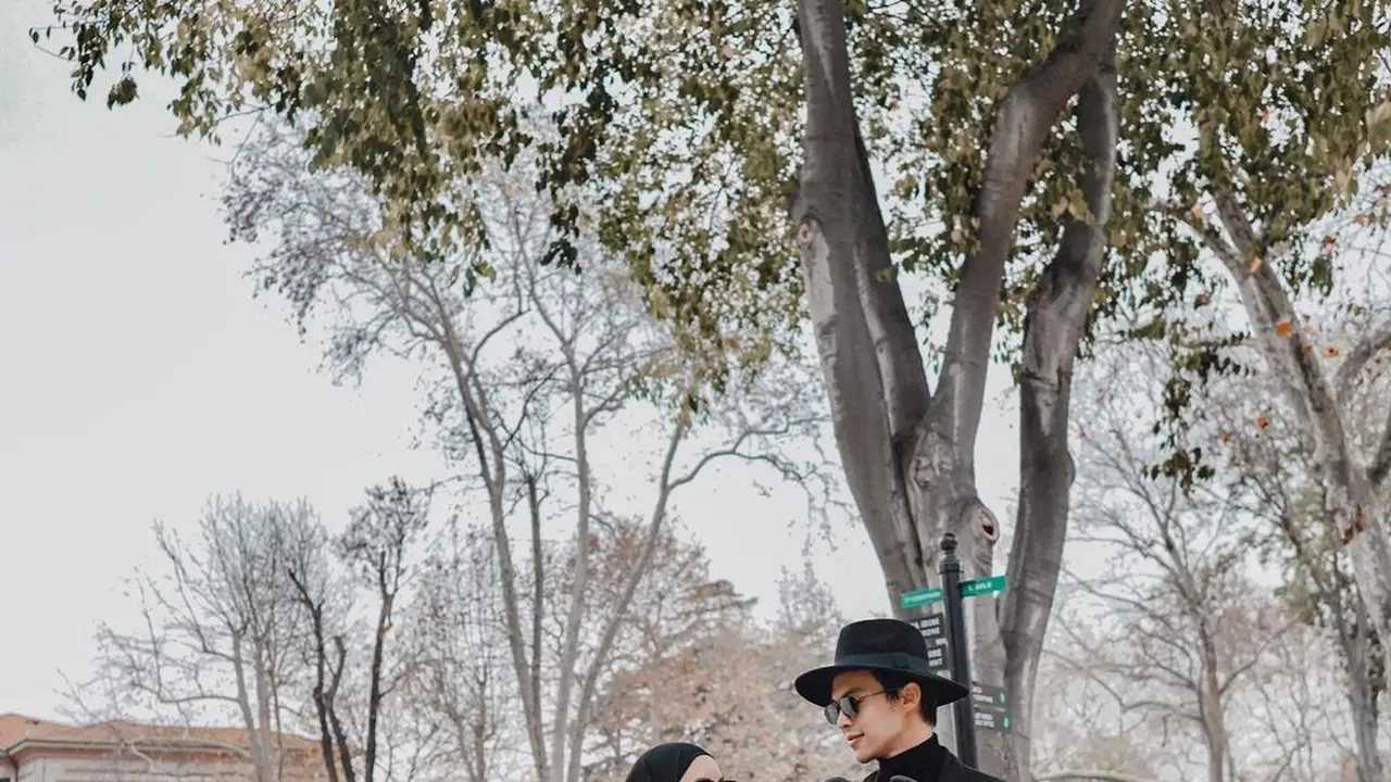 Inspirasi Outfit Fresh Minimalis Dinda Hauw dengan Serba Hitam