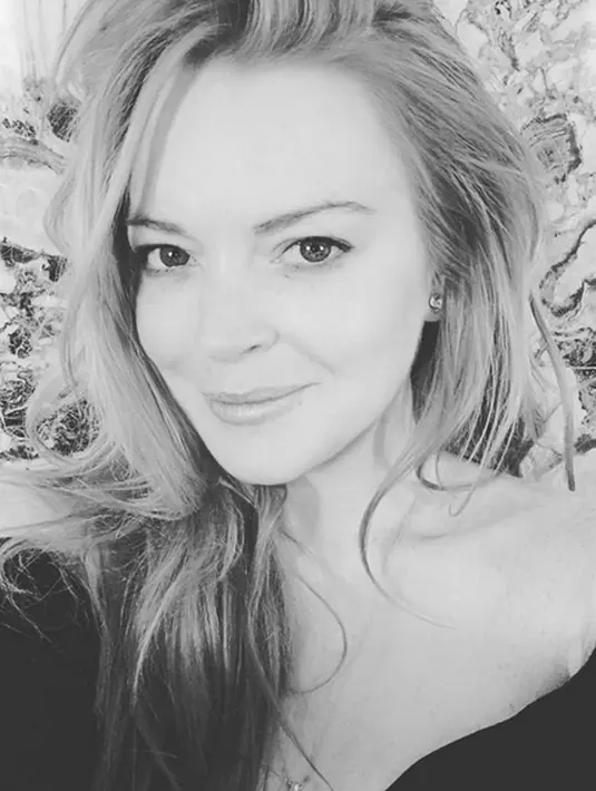 Dalam foto yang dimuat di Daily Mail, nampak Lindsay yang sedang liburan dihampiri para penggemarnya dan memintanya untuk berfoto bersama. Lindsay pun menanggapinya dengan tersenyum ramah. (Instagram/lindsaylohan)