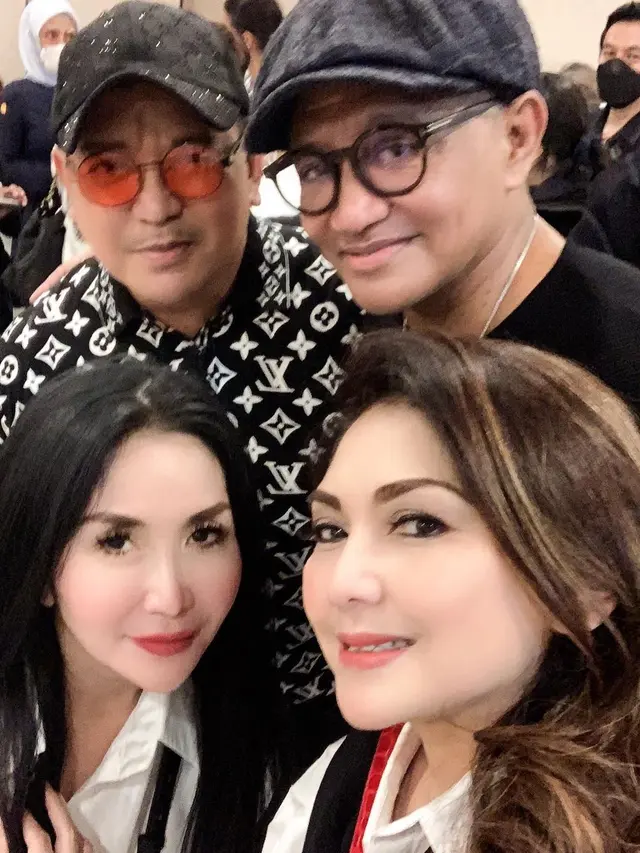 Nia Daniaty Bertemu Sesama Artis Senior Saat melayat Nindy Ellesse Laoh (Foto: Instagram/@niadaniatynew)