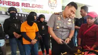 Polisi menangkap pria yang mengaku berpangkat Kombes di Tangerang. (Liputan6.com/Pramita Tristiawati)