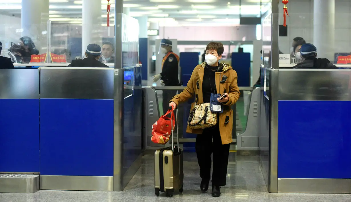 Seorang penumpang berjalan keluar saat melewati bea cukai setelah tiba di Bandara Internasional Xiaoshan Hangzhou di provinsi Zhejiang timur China (8/1/2023). China mencabut persyaratan karantina untuk pelancong yang datang pada (8/1), mengakhiri isolasi yang diberlakukan sendiri selama hampir tiga tahun bahkan saat negara tersebut berjuang melawan wabah lonjakan kasus Covid-19. (AFP/STR)