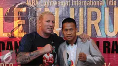 Pelatih Craig Crishtian (kiri) berfoto bersama Daud Jordan usai memberikan keterangan gelaran Battle In Uruguay, Jakarta, Kamis (31/3/2016). Laga ini juga bagian penghormatan kepada mantan Presiden WBA, Gilberto Mendoza. (Liputan6.com/Helmi Fithriansyah)