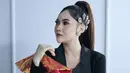 Dalam aksi panggungnya, wanita asal Kediri ini memang lebih sering terlihat tampil dengan makeup dan gaya rambut cukup simpel. Namun, penampilan Nella tetap terlihat begitu menawan dan memesona. (Liputan6.com/IG/@nellakharisma)