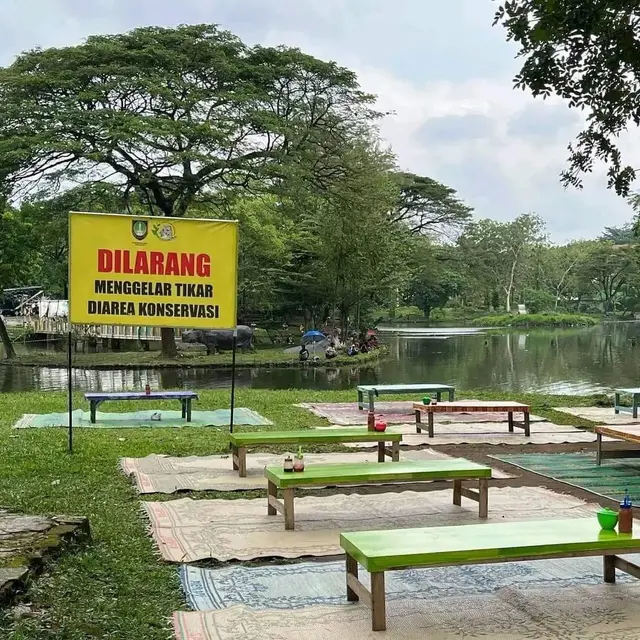 6 Potret Orang Jualan di Pinggir hingga Tengah Sungai Ini Nyeleneh