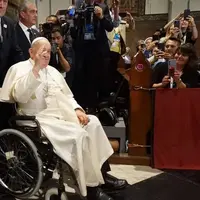 Paus Fransiskus kenakan sepatu lawasnya ke Indonesia, intip detailnya! (@mocha_oefem)