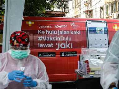 Mobil vaksin COVID-19 keliling terparkir saat vaksinasi di Kebon Kacang, Jakarta, Jumat (9/7/2021). Pemerintah Provinsi DKI Jakarta meluncurkan 16 mobil vaksin COVID-19 keliling guna mempercepat pencapaian target vaksinasi COVID-19 di Ibu Kota. (Liputan6.com/Faizal Fanani)