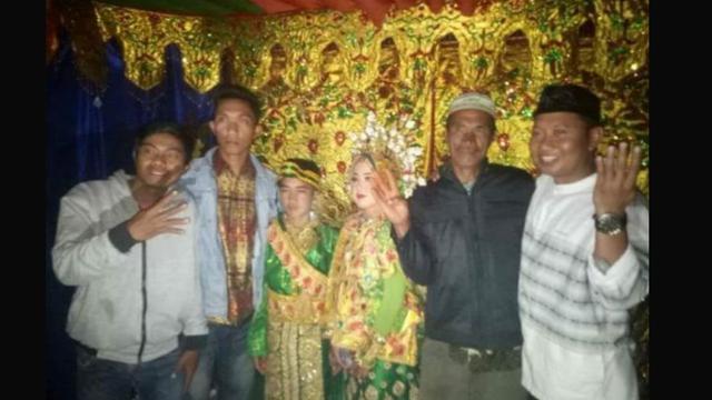 Resepsi pernikahan RS (13) dan MA (17) di kediaman mempelai wanita (Istimewa)