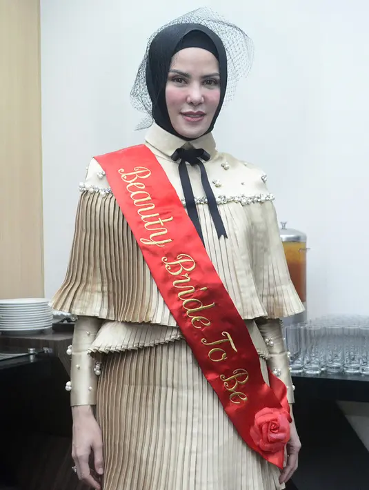 "Vicki awalnya sudah persiapkan sekian gitu kan, tapi ternyata pernikahan kami dapat dari tanggapan  bagus dari netizen, bahkan sampai viral. Makanya banyak yang menghubungi kita untuk  menawarkan berpartisipasi di pernikahan kami," kata Angel Lelga.