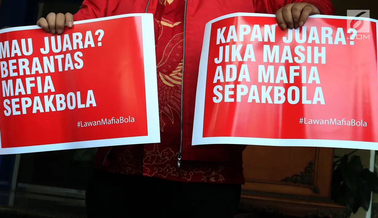 Perwakilan Indonesia Football Community menunjukkan pamflet sebelum audiensi dengan Satgas Anti Mafia Bola di Polda Metro Jaya, Jakarta, Jumat (28/12). Indonesia Football Community mendukung Polri memberantas mafia bola. (Liputan6.com/JohanTallo)