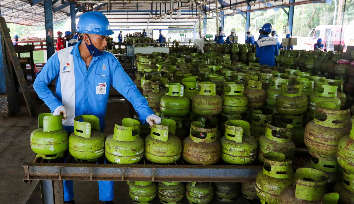 Secara berkala, Pertamina melakukan pengawasan langsung terhadap pengisian tabung gas LPG di SPBE. (Liputan6.com/Herman Zakharia)