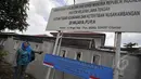 Ecin melakukan aksi dengan membawa spanduk menunjukan di depan dermaga Wijaya Pura, Cilacap, Jawa Tengah, Minggu (8/3/2015). Ecin mengharapkan agar pemerintah mempercepat eksekusi mati terpidana narkoba. (Liputan6.com/Johan Tallo)