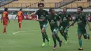 Para pemain Persebaya merayakan gol yang dicetak Irfan Jaya ke gawang Martapura FC pada laga semifinal Liga 2 2017 di Stadion GBLA, Bandung, Sabtu (25/11/2017). Persebaya menang 3-1 atas Martapura FC. (Bola.com/Ronald Seger)