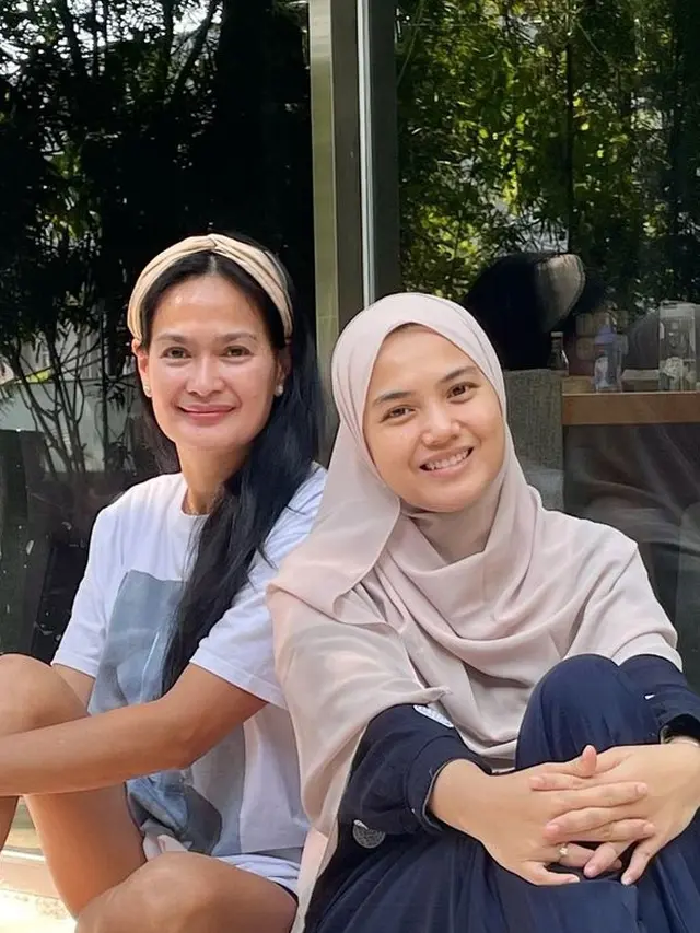6 Potret Kedekatan Artis dan Menantunya, Dewi Yull Disebut Mertua Idaman