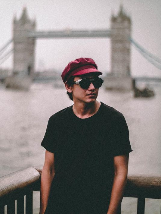 FOTO: Gaya Adipati Dolken Pakai Topi, Tampil Trendi - Hot ...