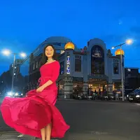Hadiri acara Henna Night, Tissa tampil elegan dengan maxi dress berwarna fuschia. . [Instagram/tissabiani]