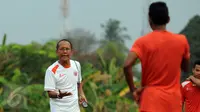 Pelatih Persija, Bambang Nurdiansyah (kiri) memberikan arahan pada timnya saat latihan di NYTC, Sawangan, Depok, Senin (2/11/2015). Latihan ini persiapan jelang turnamen Piala Jenderal Sudirman, 14 November mendatang. (Liputan6.com/Helmi Fithriansyah)  